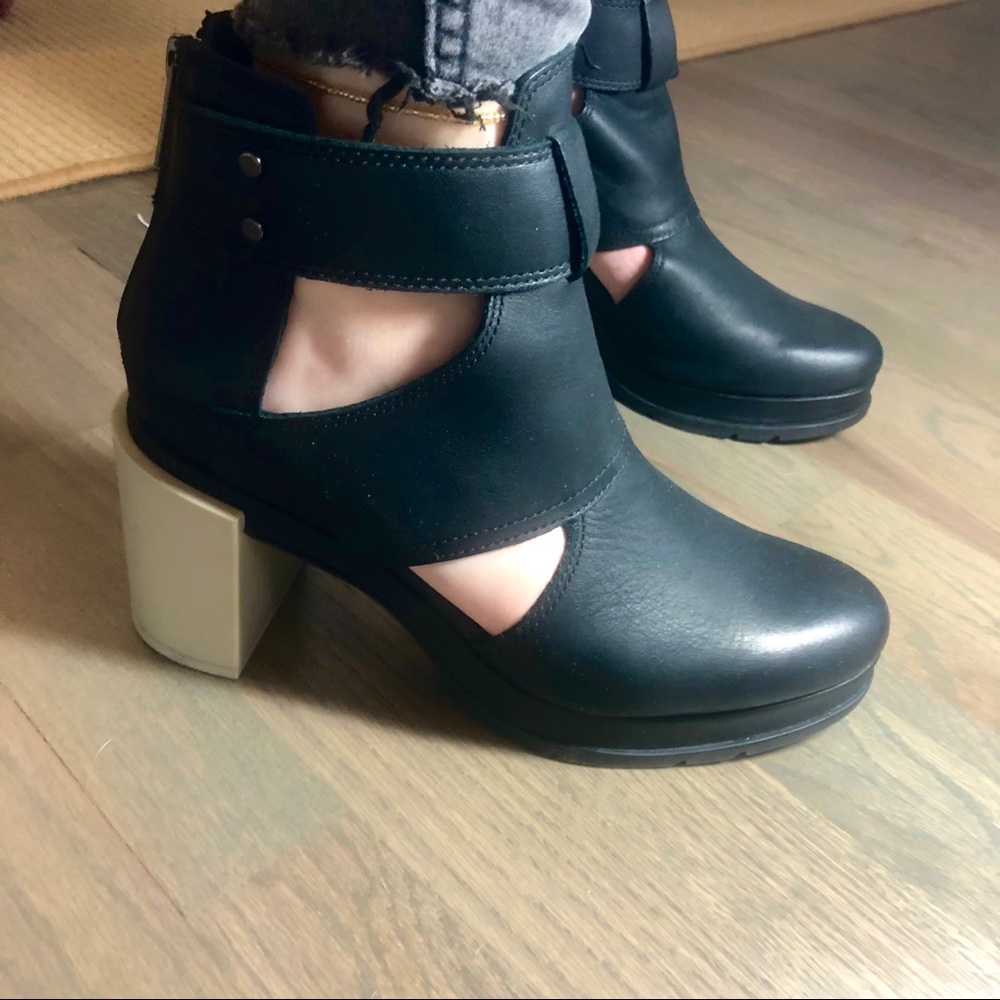Sorel Black Leather Chunky 3 Inch Heels